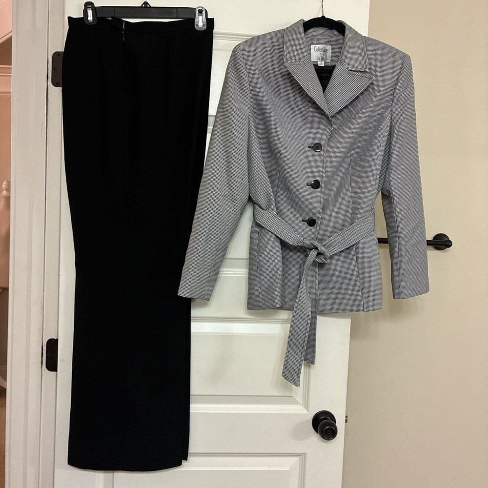 Le Suit Black and White Houndstooth Pants Suit